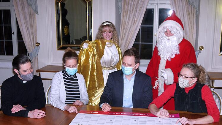 Da sitzen sie nun und beraten im Beisein von Christkind und Nikolaus,  die Alternativen für die  "Fränkische Weihnacht": Christian Rosenzweig, Steffi Kowohl, Tobias Ehrlicher und Stine Michel (von links).