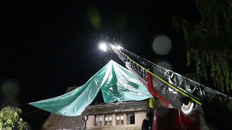 Rödental: Blitz schlägt in Dach ein – Feuerwehr löscht Wohnhaus-Brand nach Gewitter