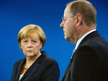 Bundeskanzlerin Angela Merkel und ihr Herausforderer Peer Steinbrück.  Foto: Maurizio Gambarini/dpa