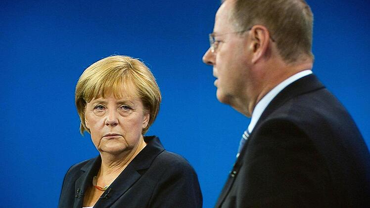 Bundeskanzlerin Angela Merkel und ihr Herausforderer Peer Steinbrück.  Foto: Maurizio Gambarini/dpa