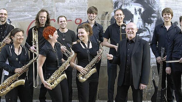 Die Groovemaker Bigband der städtischen Musikschule sind die Lokalmatadoren beim Jazzbandball am 7. Februar in der Ladeshalle. Fotos: PR