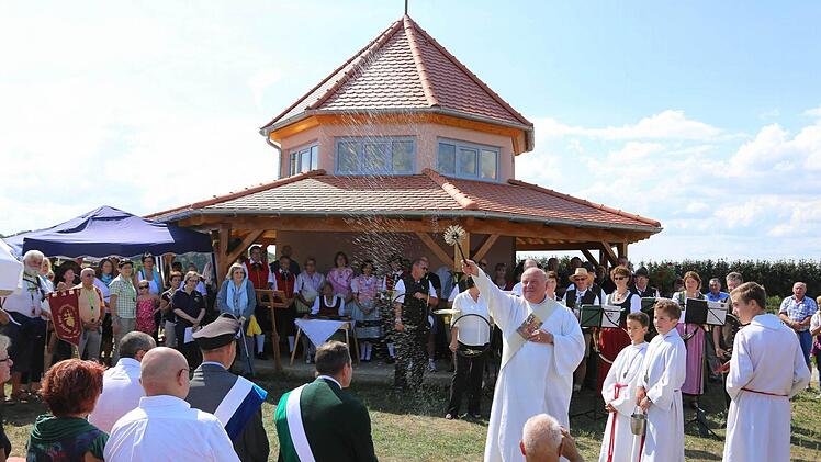 Dekan Naturski weiht den neuen Pilgerort in Effeltrich. Foto: Franz Galster