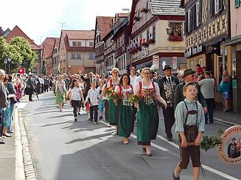 Das Königshaus der Zimmerstutzen-Schützengesellschaft Bad Staffelstein führte den Festzug an. Foto: Andreas Welz
