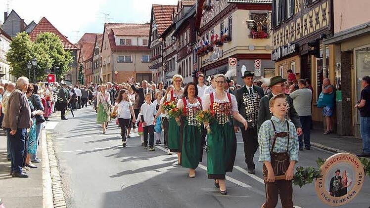 Das Königshaus der Zimmerstutzen-Schützengesellschaft Bad Staffelstein führte den Festzug an. Foto: Andreas Welz