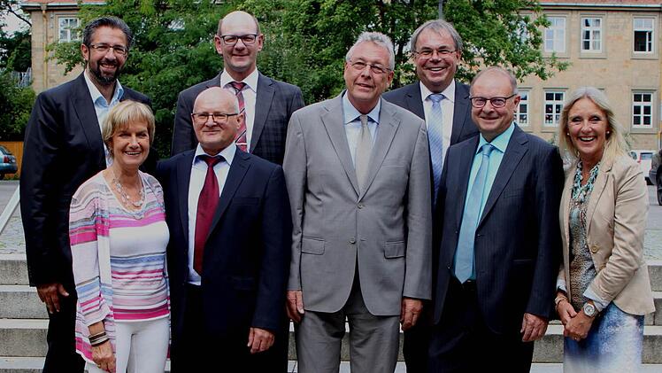 Bei der Verabschiedung von Rektor Norbert Sandler und seiner beiden Kollegen (vordere Reihe von links): Schulamtsdirektorin Ulrike Brech, Alfred Klein, Alfons Ernst, Norbert Sandler und Schulrätin Claudia Schmidt; (hintere Reihe von links) Personalratsvorsitzender Matthias Weinberger und die Bürgermeister Thomas Stadelmann (Zeil) und Bernhard Ruß (Sand). Foto: Günther Geiling