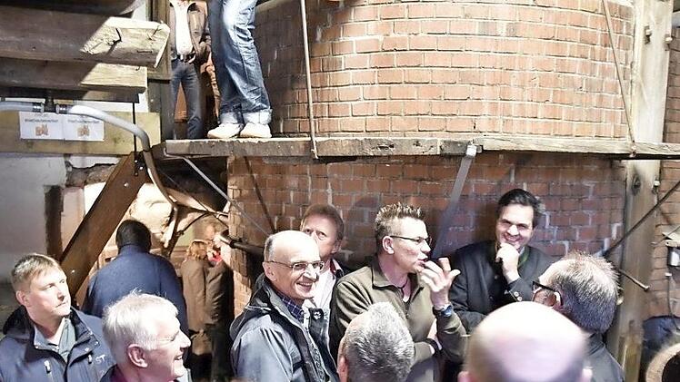 Die Gruppe besichtigte das kommunale Brauhaus in Junkersdorf.