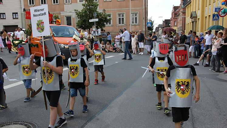 Diese Schüler der Grundschule an der Heubischer Straße stellten den Hofstaat der Wiener Neustadt vor. Foto: Michael Stelzner