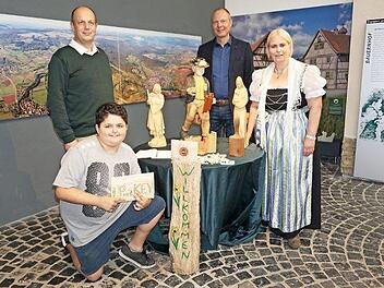 Holzbildhauermeisterin Kerstin Genschow aus Kaltennordheim - Klings zeigt einen Querschnitt ihrer Werke in der aktuellen Ausstellung im Haus der Langen Rhön. Das Bild zeigt von links: Michael Dohrmann, Frhard Genschow, Klaus Spitzl und Kerstin Genschow.  Foto: Marion Eckert