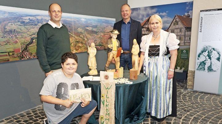 Holzbildhauermeisterin Kerstin Genschow aus Kaltennordheim - Klings zeigt einen Querschnitt ihrer Werke in der aktuellen Ausstellung im Haus der Langen Rhön. Das Bild zeigt von links: Michael Dohrmann, Frhard Genschow, Klaus Spitzl und Kerstin Genschow.  Foto: Marion Eckert