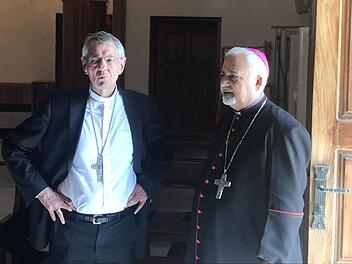 Erzbischof Ludwig Schick lässt sich vom syrisch-katholischen ErzbischofYussuf Abbad von Bagdad die Kathedrale erklären, in der Terroristen im Jahr 2010 46 Gläubige während einer Messe in den Tod sprengten.  Foto: Deutsche Bischofskonferenz/Kopp