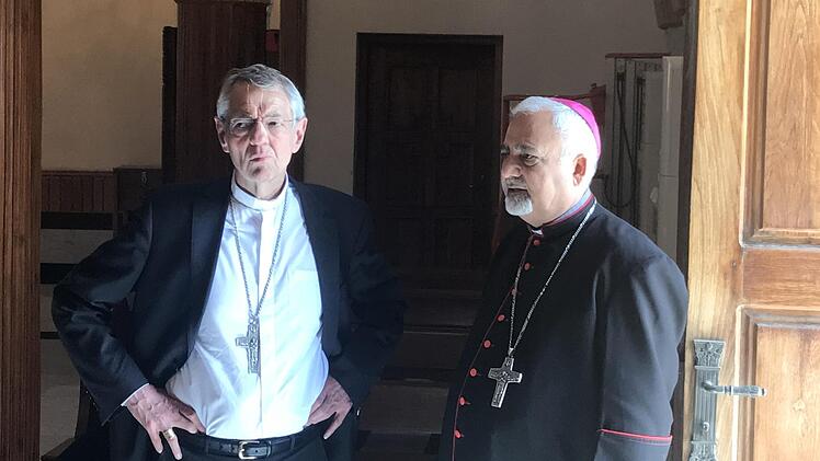 Erzbischof Ludwig Schick lässt sich vom syrisch-katholischen ErzbischofYussuf Abbad von Bagdad die Kathedrale erklären, in der Terroristen im Jahr 2010 46 Gläubige während einer Messe in den Tod sprengten.  Foto: Deutsche Bischofskonferenz/Kopp