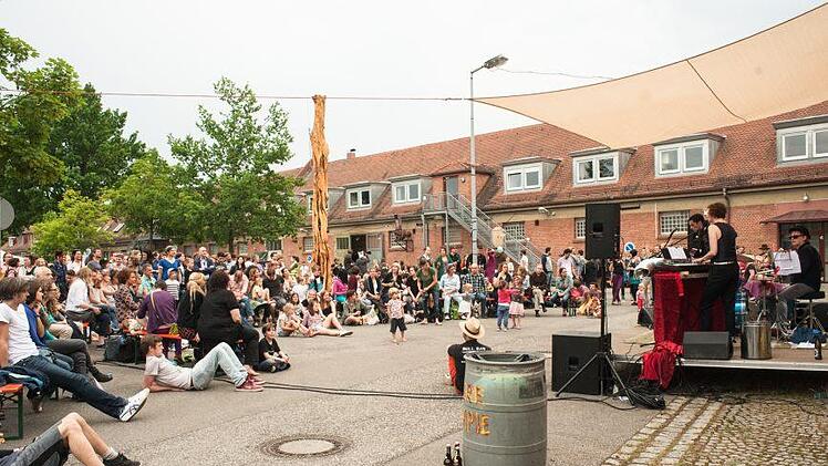Das Kontaktfestival hat in den vergangenen Jahren die leerstehende Lagarde-Kaserne im Osten von Bamberg immer wieder für kurze Zeiträume belebt. Nun fürchten die Kulturschaffenden, dass sie keine geeigneten Räume mehr auf dem Gelände finden könnten. Foto: Kontakt - Das Kulturfestival/ Archiv
