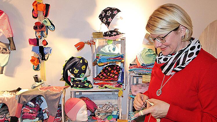 Produktion vor Ort: Heidi Ragati aus Hohenroth häkelt, wenn sie nicht  gerade verkauft oder Kunden berät. Foto: Dieter Britz