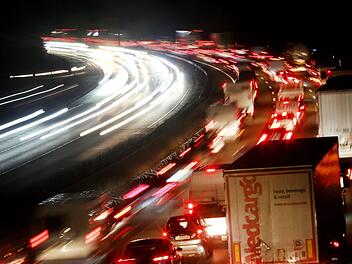 Der Montagmorgen schlägt auf der A73 zu: Zwischen Breitengüßbach und Bamberg kommt es aufgrund mehrerer Unfälle zu langen Staus und Verzögerungen Foto: Roland Weihrauch/dpa