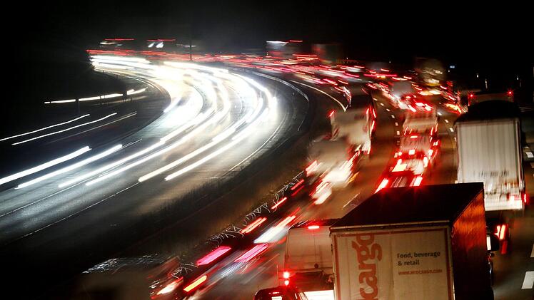 Der Montagmorgen schlägt auf der A73 zu: Zwischen Breitengüßbach und Bamberg kommt es aufgrund mehrerer Unfälle zu langen Staus und Verzögerungen Foto: Roland Weihrauch/dpa