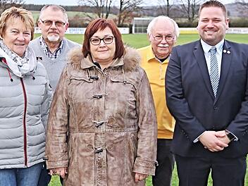 Geehrt und verabschiedet (von links): Gertrud Dickert, Konrad Appel, Adele Ludewig, Alfred Heinemann und Sportfreunde-Vorsitzender Dominik Präger.  Foto: Helmut Will