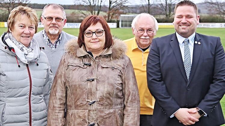 Geehrt und verabschiedet (von links): Gertrud Dickert, Konrad Appel, Adele Ludewig, Alfred Heinemann und Sportfreunde-Vorsitzender Dominik Präger.  Foto: Helmut Will