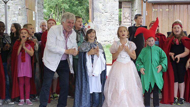 Beim Musical "Der König hat Geburtstag" war der Liedermacher Rolf Zuckowski schon einmal zu Gast. Bei der Jahreshauptversammlung, bei der die Auflösung von musifit beschlossen werden sollte, war er als Gründungs- und Fördermitglied ebenfalls wieder anwesend. Foto: Archiv/Winfried Ehling