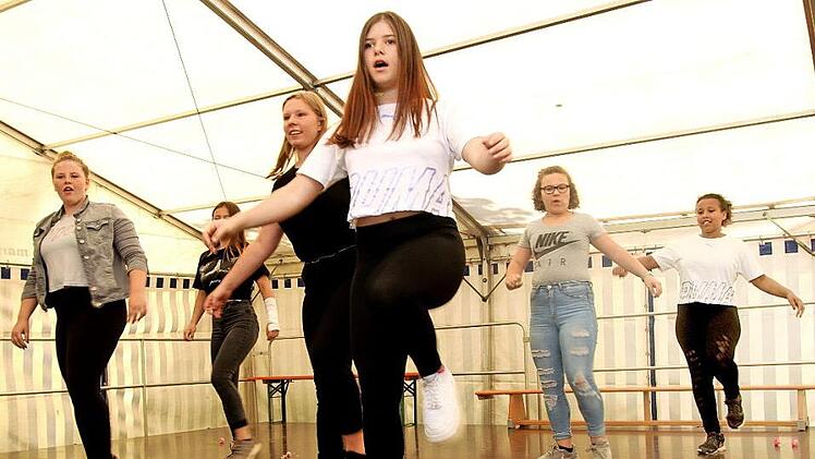Tänze, Sketche und Musik gehörten zum Programm der Jugendhilfeeinrichtung in Eltmann; hier zeigen Mädchen einen Hip-Hop-Tanz.  Foto: gg