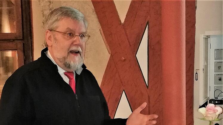 Nicht nur Lehrern bleibt ihr Spitzname oft über Schüler-Generationen erhalten, auch literarische Figuren behalten ihn über Jahre. Liturgiewissenschaftler Guido Fuchs geht in seinem Buch der Entstehung auf den Grund.