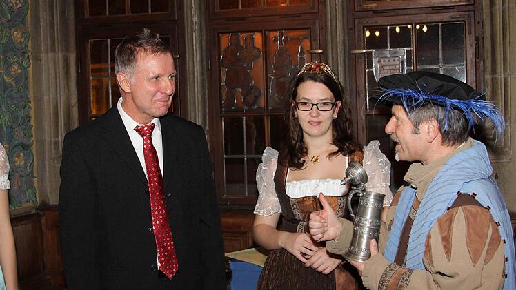 Einen Schluck aus der Kandel bot Kitzingens Hofrat Walter Vierrether (rechts) dem Deutschen Meister Klaus Hoffmann  an. Foto: Gerd Ludwig