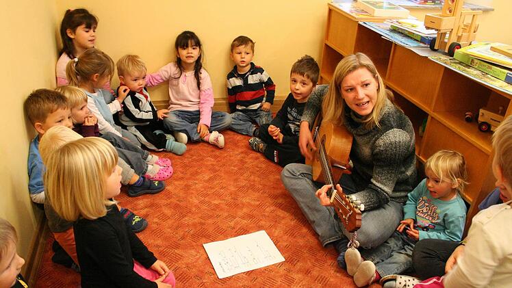 Liedprobe im neu gestalteten Gruppenraum. Foto: Archiv/lsa