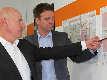 Günther Hein (links) und Georg-Stephan Wilkening geben seit einigen Monaten bei der Ago AG die Richtung vor. Das Unternehmen baut Energieversorgungsanlagen und besitzt Patente auf Konstruktionen nach dem Wirkprinzip der Kraft-Wärme-Kälte-Kopplung, hier zu sehen auf einer Planskizze. Foto: Jochen Nützel