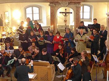 Für die Aufführung der "Ratswahlkantate" von Bach, aber wohl auch für die Fortsetzung einer Tradition, ernteten Eric Fergusson und alle Mitwirkenden Applaus.  Foto: sabine Meißner
