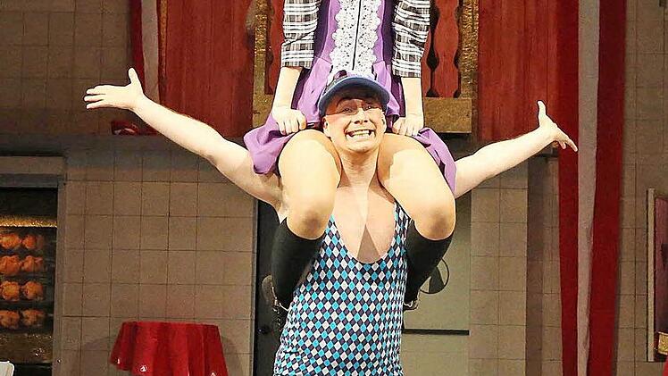 Sandrina Nitschke als Klärchen und Stephan Ignaz als Sigismund Sülzheimer.