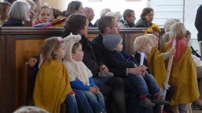 Die jüngsten Sängerinnen und Sänger warten mit Mama und Papa auf den Einsatz.