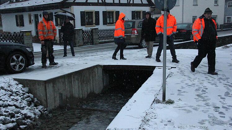 Bei der Bauabnahme Foto: Friedwald Schedel