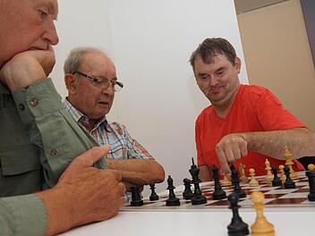 Edgar Unsleber (rechts) verfolgt gerne eine angriffslustige Strategie, wie Hans Roth (links) und Norbert Binder beobachten. Foto: Arkadius Guzy