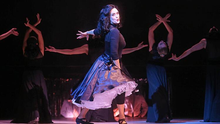 Szene aus "Ball im Savoy" am Landestheater CoburgFoto: Henning Rosenbusch