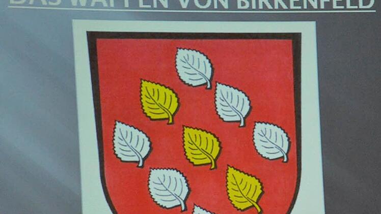 So sieht das neue Ortswappen von Birkenfeld aus. Neun Birkenblätter auf rotem Untergrund symbolisieren die drei Adelsgeschlechter Hutten, Wöllwarth und Ortenburg. Foto: Schmidt