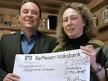 Beate Agten übergab Bürgermeister Michael Pöhnlein einen Scheck für die Klöppelschule. Foto: privat