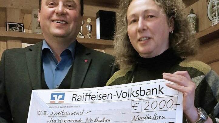 Beate Agten übergab Bürgermeister Michael Pöhnlein einen Scheck für die Klöppelschule. Foto: privat