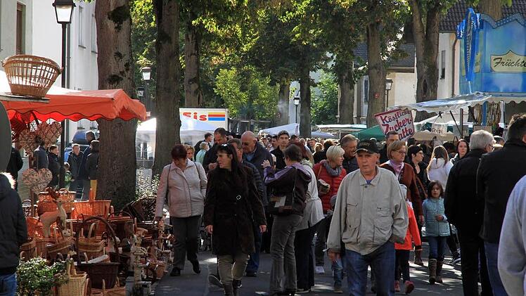 Der Herbstmarkt lockt wieder Tausende in die Lindenallee.  Fotos: Bertram Wagner
