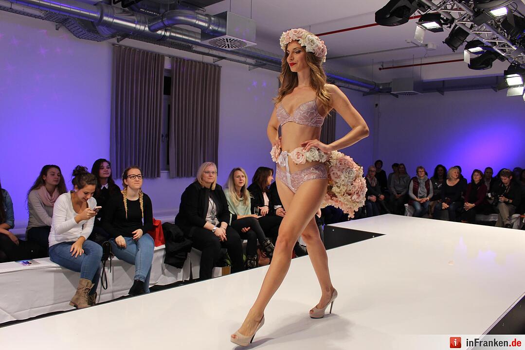 Dessous-Show beim Bekleidungshaus Murk in Wachenroth