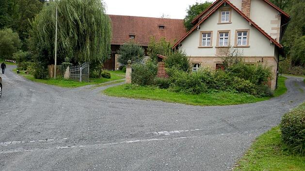 Von links und rechts ergossen sich am 20. Juni 2013 nach einem Starkregen die Wassermassen in Sturzbächen den Hang herunter und hinterließen am Waizendorfer Dorfplatz eine Geröll- und Schlammlawine.Dieter Hübner