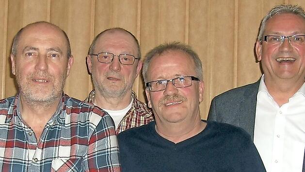 Sie sind seit 40 Jahren dem FC Frankonia treu (von links): Theo Zink, Karlheinz Zink, Rainer Weis und J&uuml;rgen Weigand.  Fotos: Udo Sell
