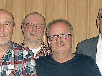 Sie sind seit 40 Jahren dem FC Frankonia treu (von links): Theo Zink, Karlheinz Zink, Rainer Weis und Jürgen Weigand.  Fotos: Udo Sell