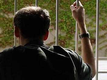 Der 58-Jährige muss in Haft - hier ein Symbolbild - und außerdem 8000 Euro Schmerzensgeld an seine ehemalige Lebensgefährtin zahlen.Imago/Archiv