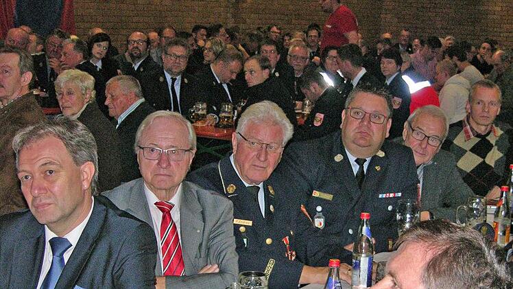 Blick in die zum Festkommers voll besetzte Turnhalle. Im Vordergrund Landrat Klaus L&ouml;ffler und Ehrenb&uuml;rger Dr. Heinz K&ouml;hler (links) und B&uuml;rgermeister Hans-Peter Laschka (rechts) Foto: oso