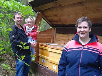 Nun fliegen alle drei auf Bienen ab (v.l.n.r.): Markus Will mit Tochter Livia und Martina Will.  Foto: Stephanie Elm