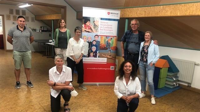 Zufriedene Teilnehmer nach dem ersten "Letzte-Hilfe-Kurs, den die Malteser Thundorf angeboten haben. Vorne die Kursleiterinnen Anna-Maria Wenzel (links) und Bettina Hehn (rechts).