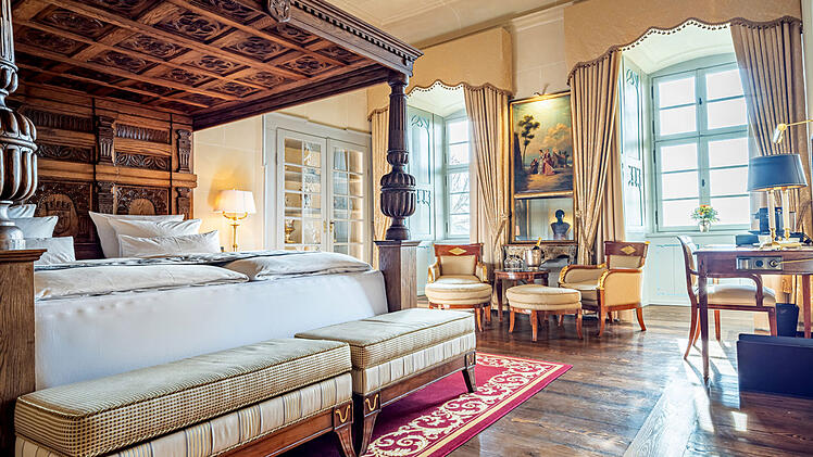 Die elegante Suite bietet einen weiten Blick auf den Südwall und ein luxuriöses Ambiente mit Kunst und Antiquitäten.