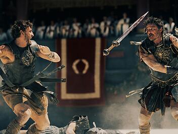 Lucius Verus (Paul Mecal, links) und General Marcus Acacius (Pedro Pascal) sehen sich bei Brot und Spielen wieder.