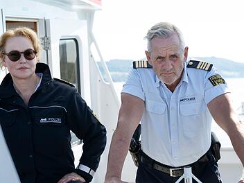 Nele Fehrenbach (Floriane Daniel) und Paul Schott (Tim Wilde) k&ouml;nnen nicht glauben, wer sie zur Leiche gef&uuml;hrt hat.