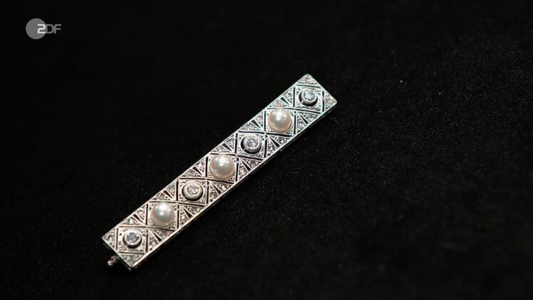 Als weiteres Objekt der Sendung wurde eine geerbte Stabbrosche aus 750er Wei&szlig;gold mit Diamanten und Zuchtperlen von Heide Rezepa-Zabel in die 1920er-Jahre datiert. Gew&uuml;nscht wurden 620 Euro, die Expertin sch&auml;tzte 700 bis 900 Euro und H&auml;ndlerin Sarah Schreiber zahlte 860 Euro f&uuml;r das Schmuckst&uuml;ck.