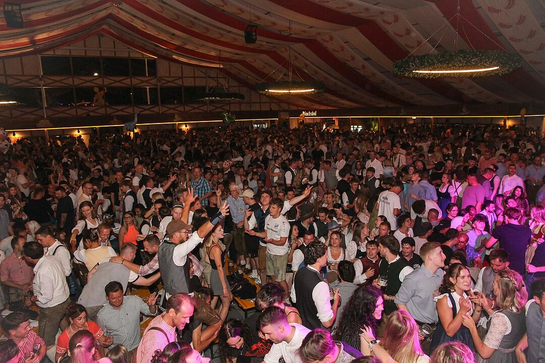 Tanzen, Feiern, Mitsingen &ndash; bayerische Partystimmung bis Mitternacht.